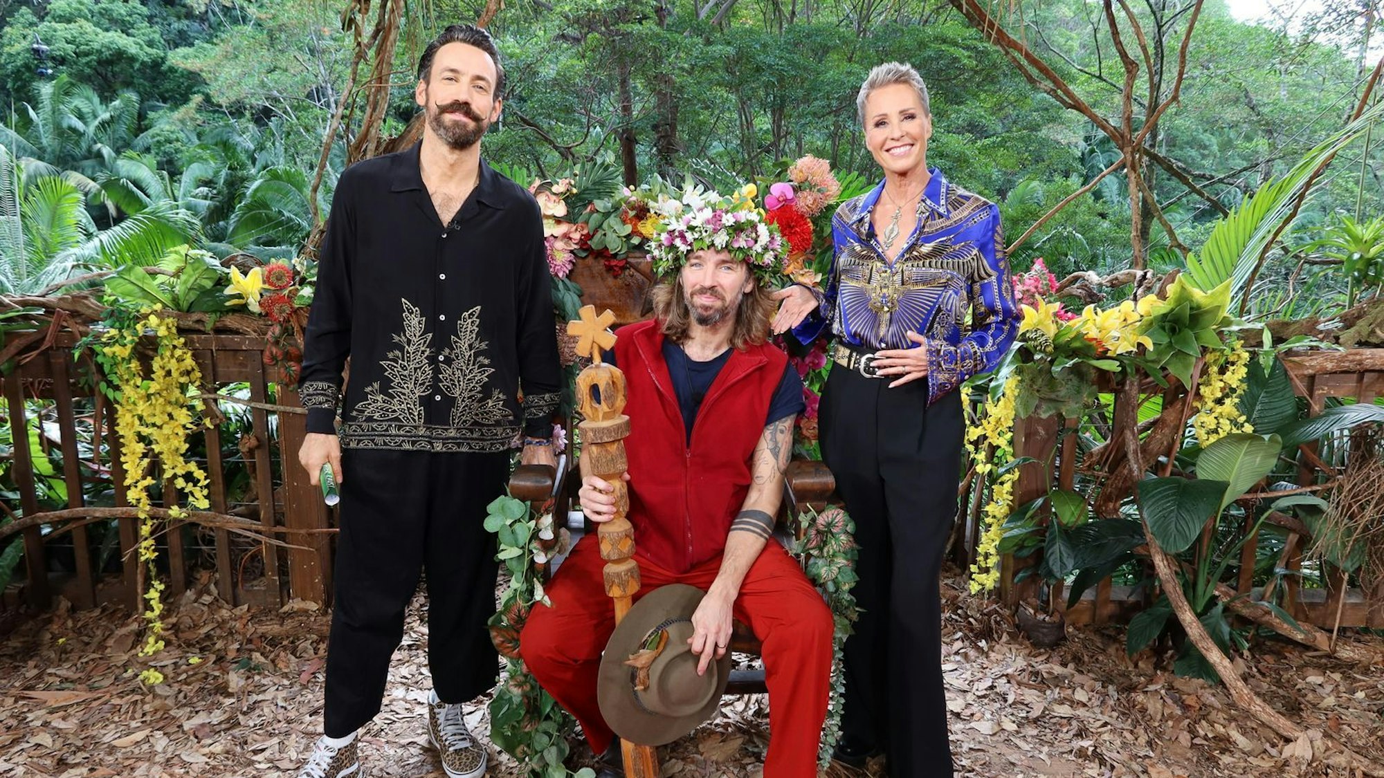 Da wirkten dann sogar Sonja Zietlow und Jan Köppen unerwartet wortkarg. Gil Ofarim selbst sagte in einer ersten Reaktion: „Ich habe keine Worte.“ Gut möglich, dass er damit den ziemlich zwiespältigen Charakter der Staffel ganz gut zusammenfasste. (Bild: RTL)