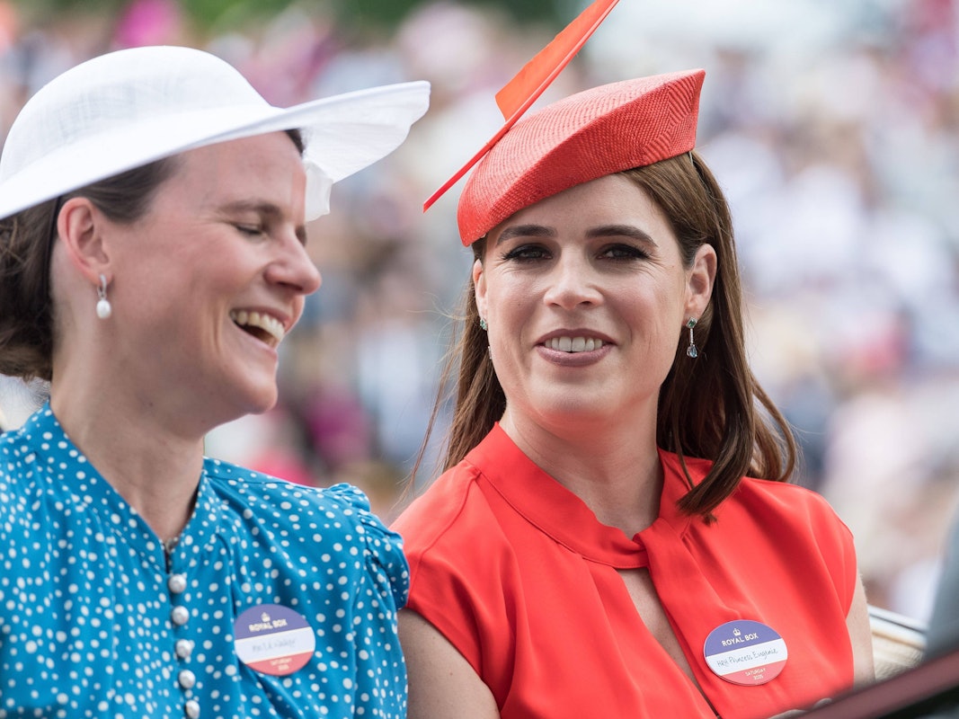 Prinzessin Eugenie & Camilla Walker lächelnd.