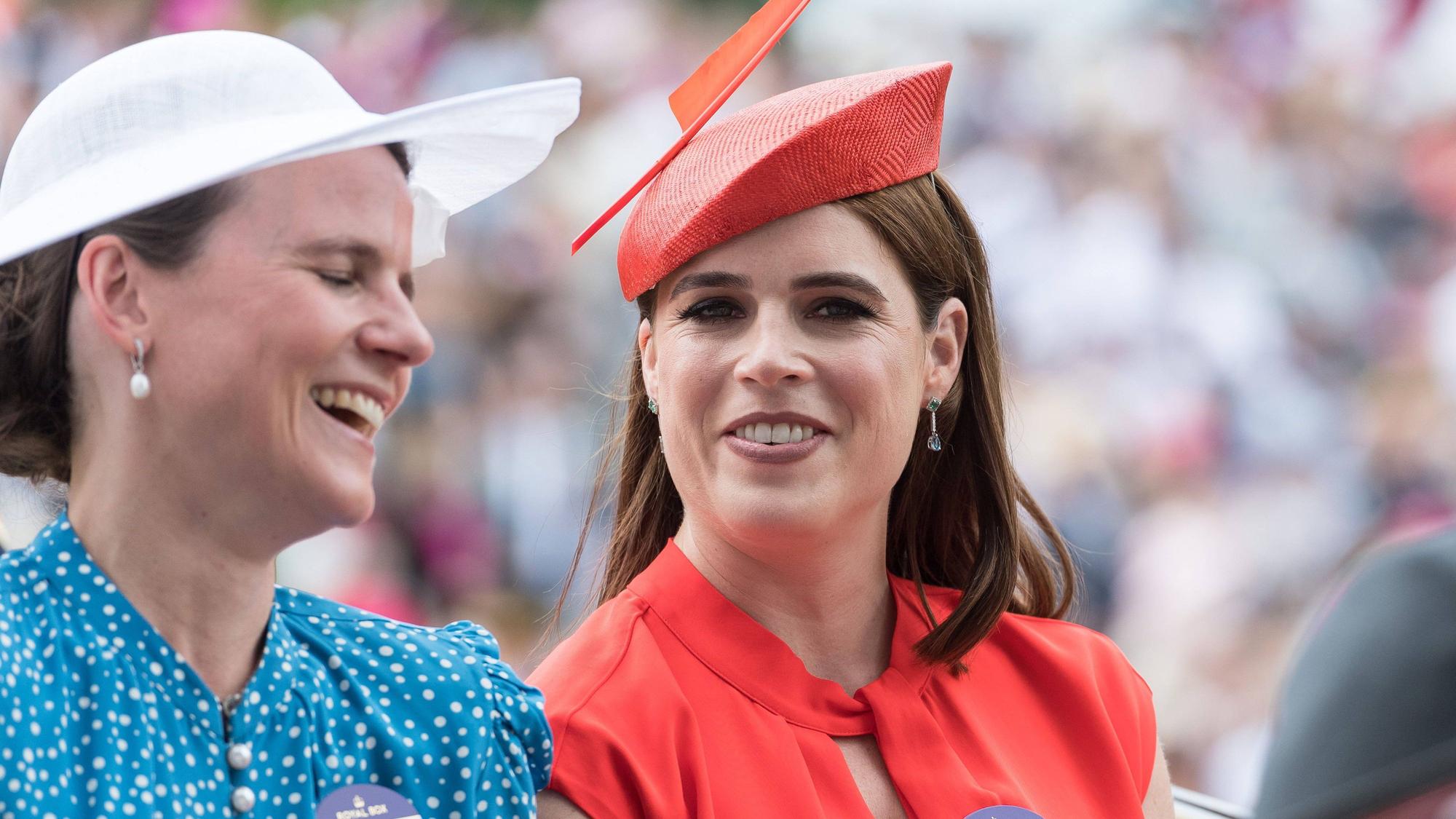 Prinzessin Eugenie & Camilla Walker lächelnd.