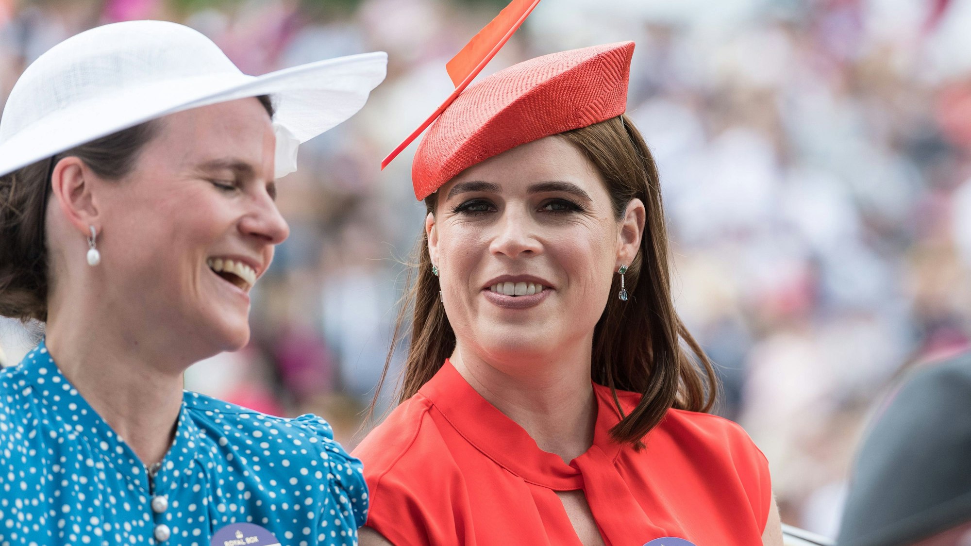 Prinzessin Eugenie & Camilla Walker lächelnd.