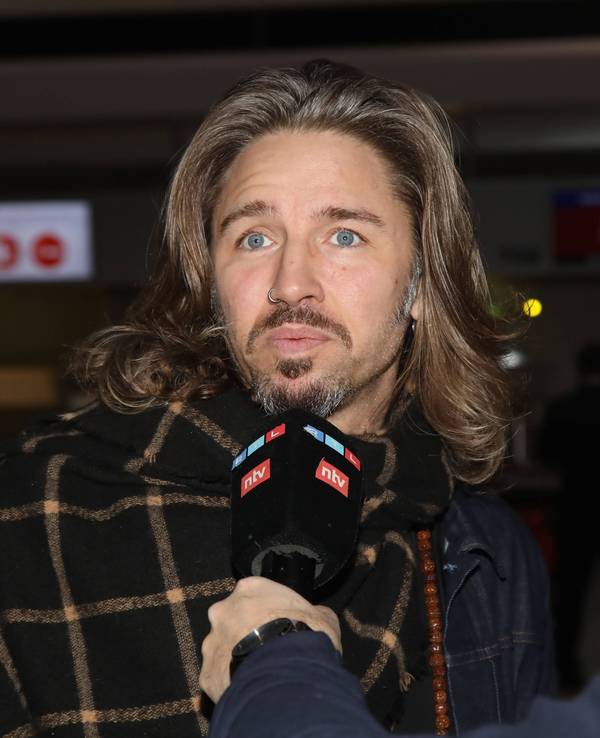 Gil Ofarim und ein Mikrofon