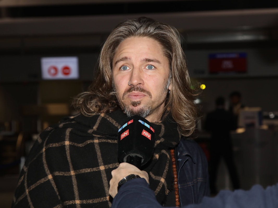 Gil Ofarim und ein Mikrofon