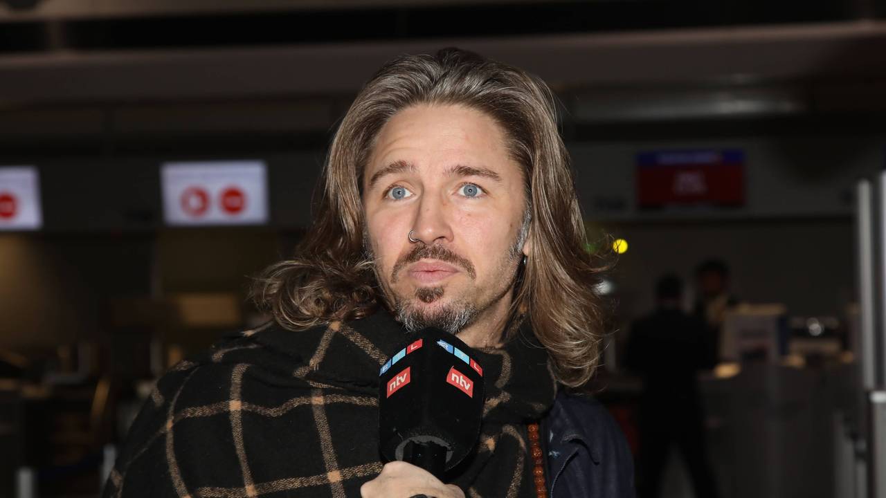 Gil Ofarim und ein Mikrofon