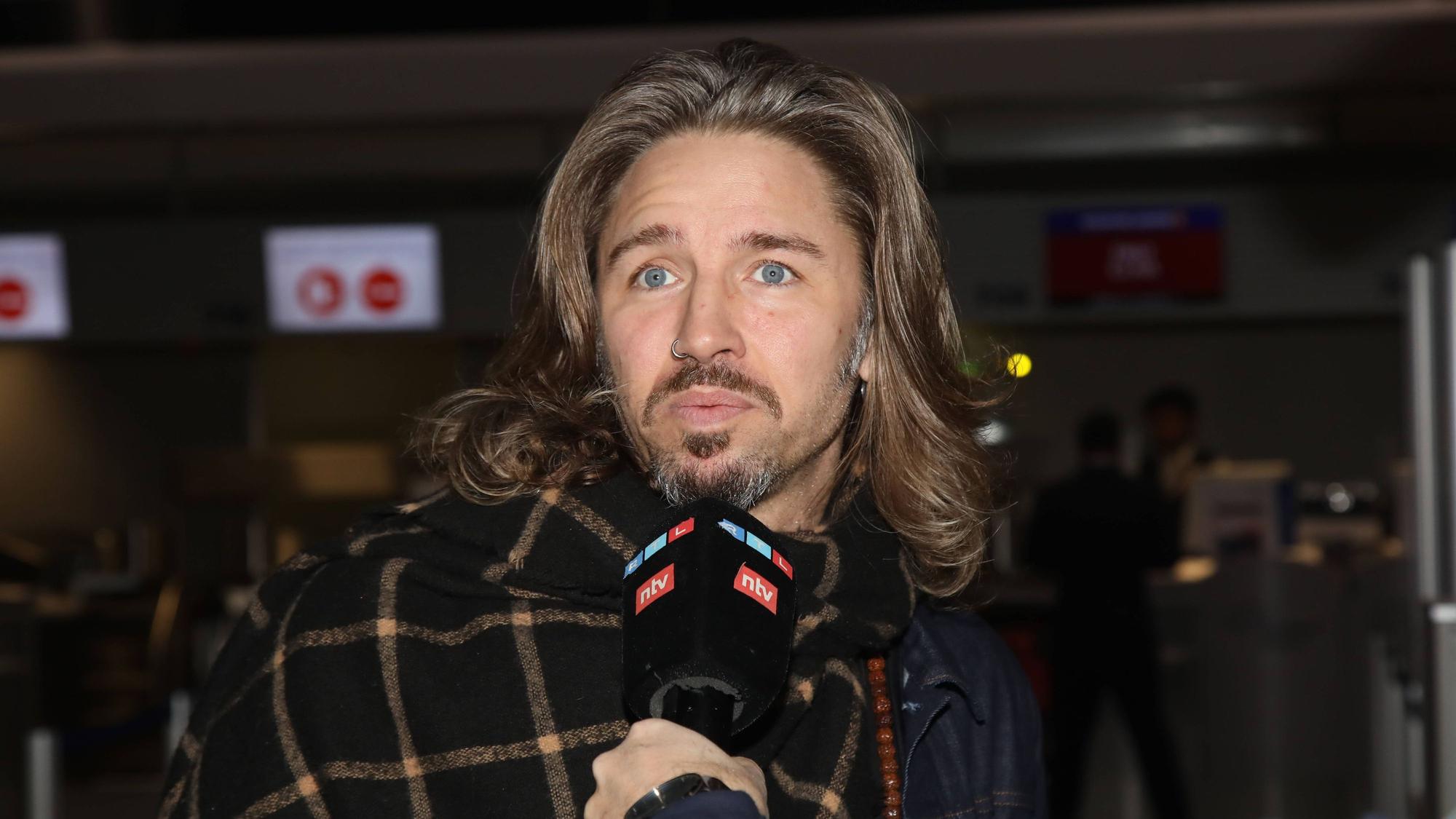 Gil Ofarim und ein Mikrofon