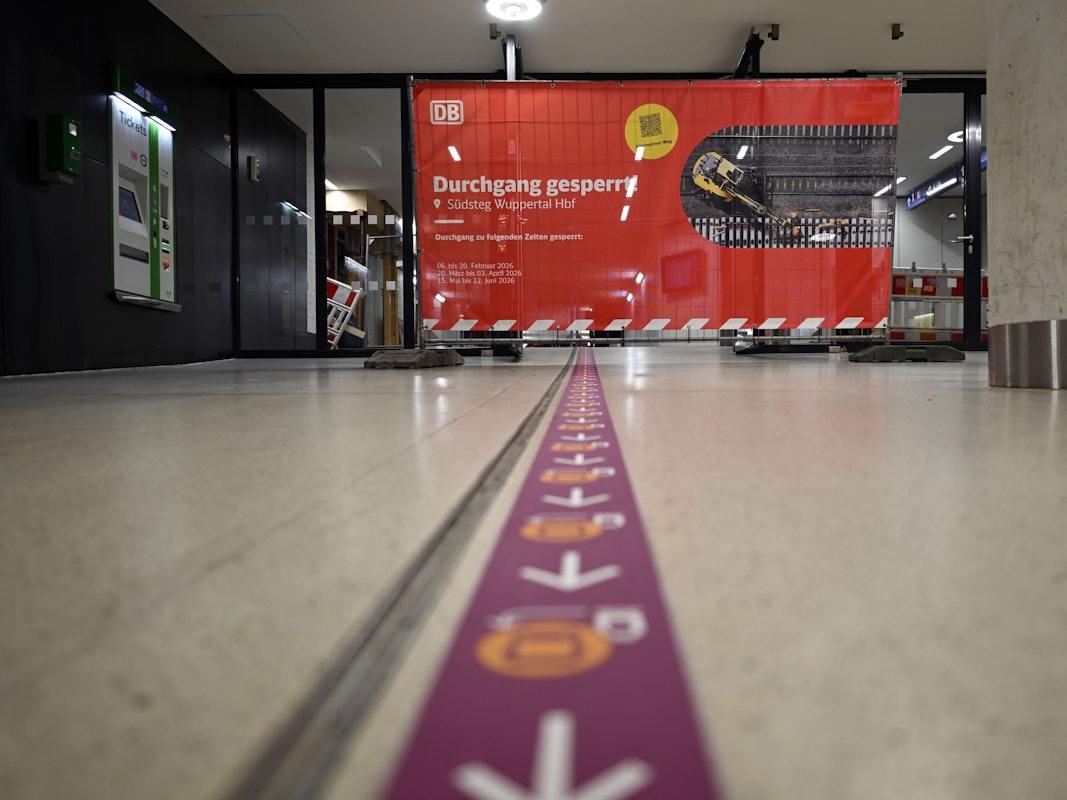 Piktogramme im Bahnhof in Wuppertal weisen den Weg zu den Bussen des Ersatzverkehrs. Wegen umfangreicher Bauarbeiten ist die wichtige Strecke von Köln über Wuppertal nach Hagen für gut fünf Monate dicht. Die Sperrung begann nach Angaben der Deutschen Bahn am Freitagabend wie geplant um 21 Uhr.