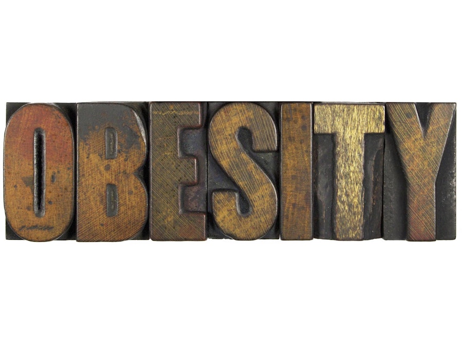 Fettleibigkeit in alten Holzbuchstaben