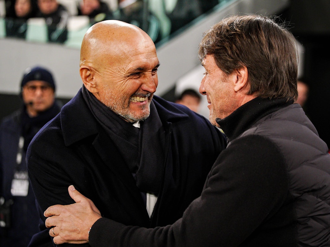 Luciano Spalletti (l.) und Antonio Conte begrüßen sich herzlich mit einer Umarmung.