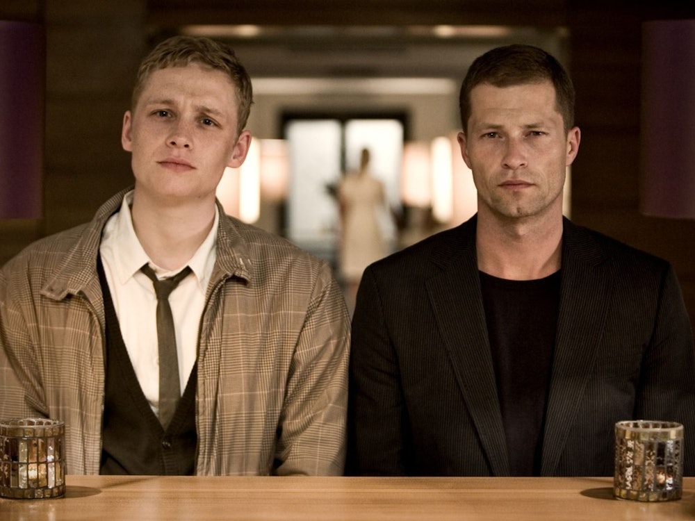 Klatsch-Reporter Ludo (Til Schweiger, rechts) und sein Fotograf Moritz (Matthias Schweighöfer) wittern eine große Story. (Bild: Warner Bros.)