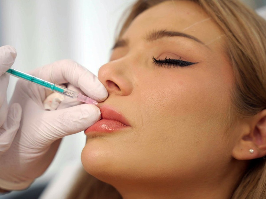 Reality-TV Star Melody lässt sich Botox spritzen. (Bild: ZDF und Matthias Knebl)