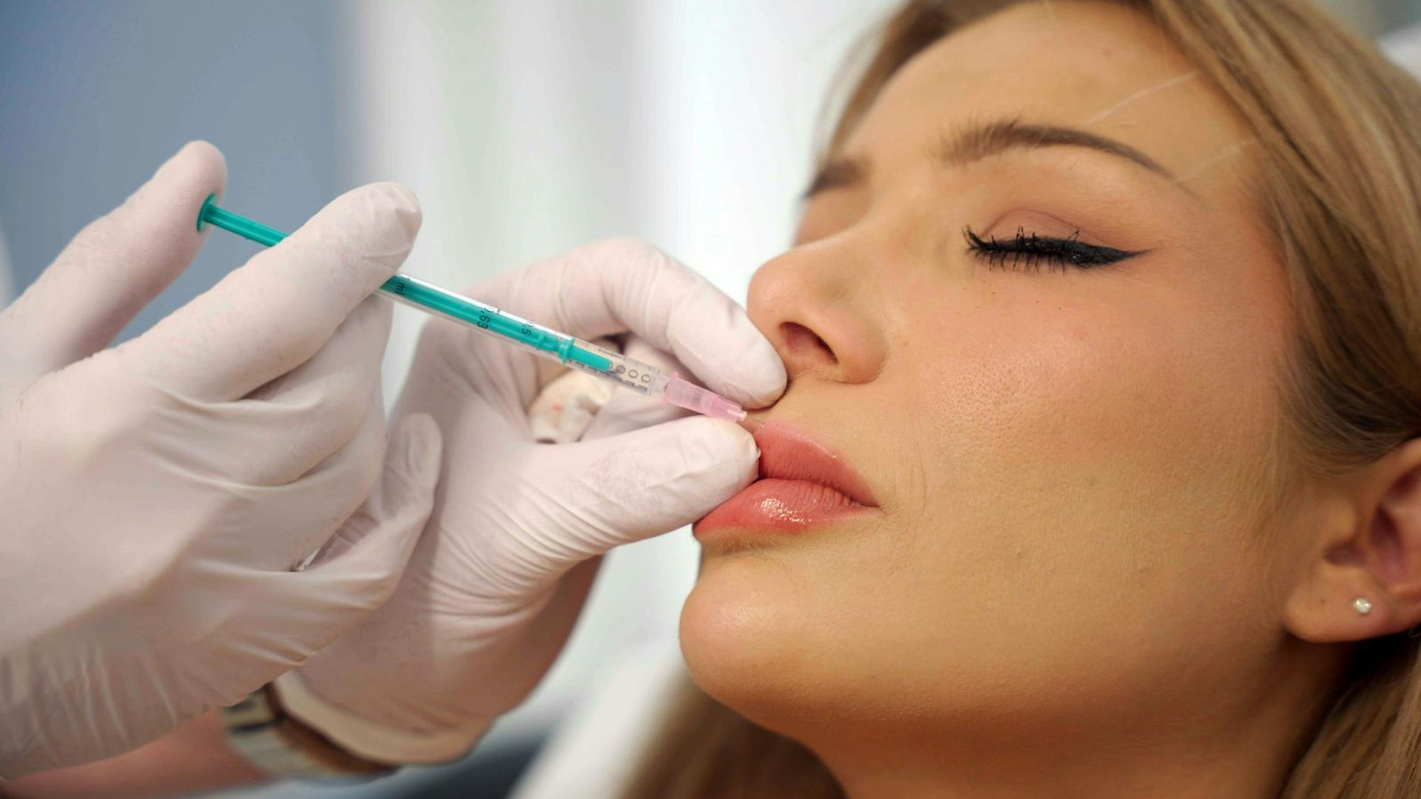 Reality-TV Star Melody lässt sich Botox spritzen. (Bild: ZDF und Matthias Knebl)