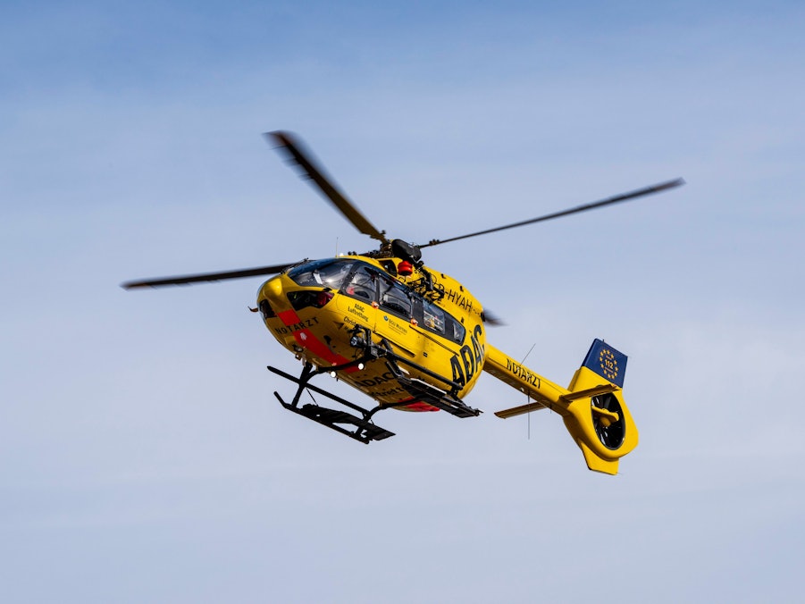 Ein gelber Rettungshubschrauber