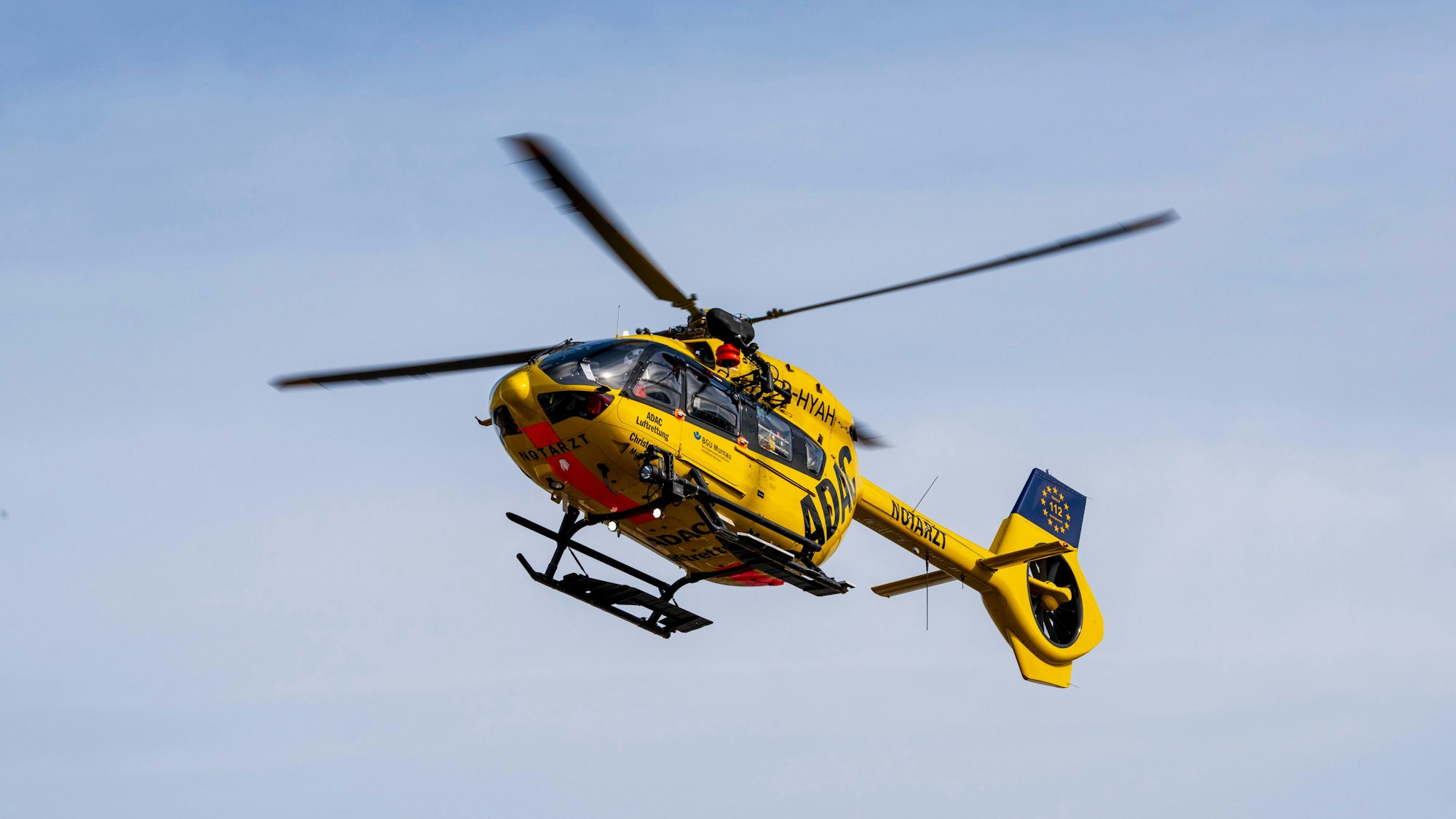 Ein gelber Rettungshubschrauber