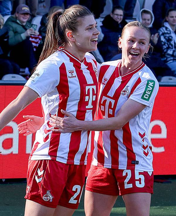 Torjubel nach dem 1:0: Martyna Wiankowska (l.) freut sich nach einem verwandelten Elfmeter mit ihrer Mannschaft.