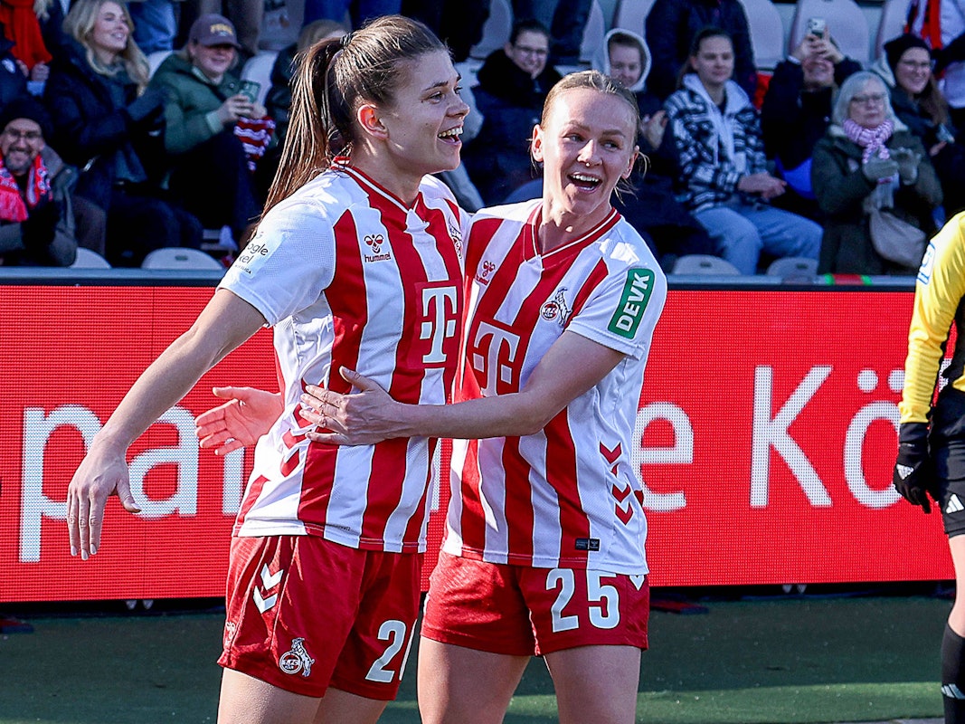 Torjubel nach dem 1:0: Martyna Wiankowska (l.) freut sich nach einem verwandelten Elfmeter mit ihrer Mannschaft.