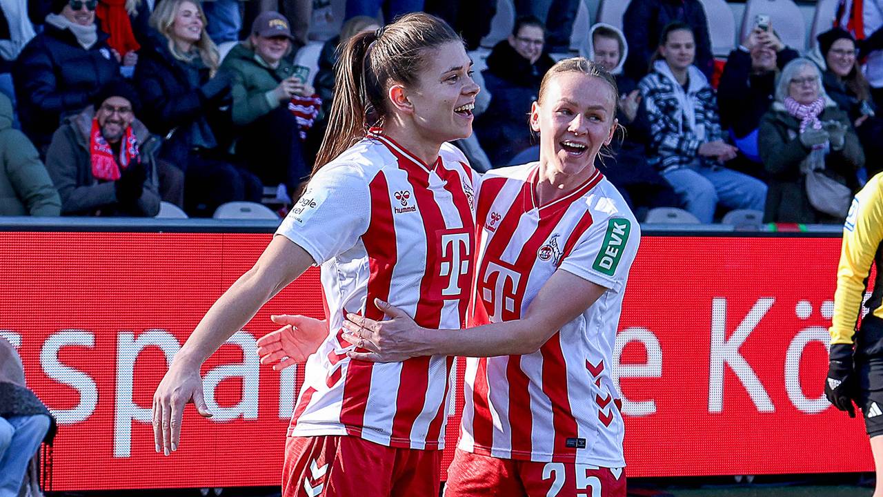Torjubel nach dem 1:0: Martyna Wiankowska (l.) freut sich nach einem verwandelten Elfmeter mit ihrer Mannschaft.
