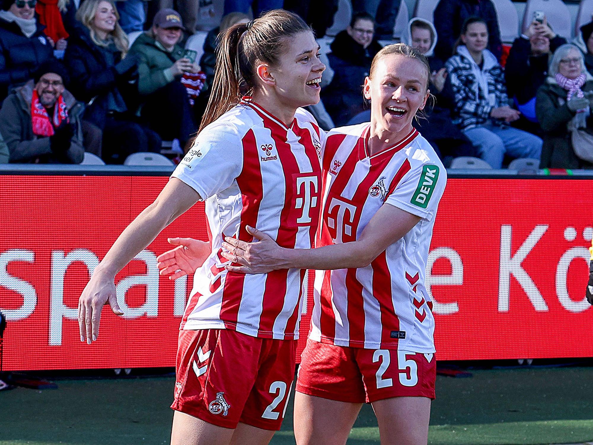 Torjubel nach dem 1:0: Martyna Wiankowska (l.) freut sich nach einem verwandelten Elfmeter mit ihrer Mannschaft.