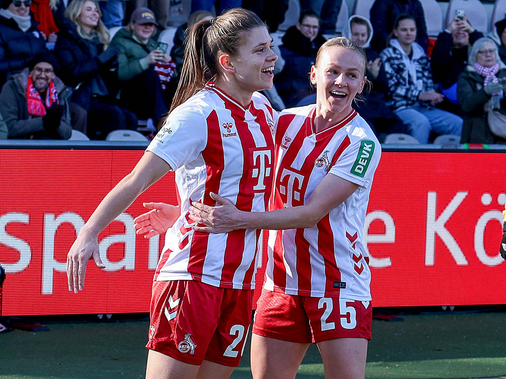 Torjubel nach dem 1:0: Martyna Wiankowska (l.) freut sich nach einem verwandelten Elfmeter mit ihrer Mannschaft.