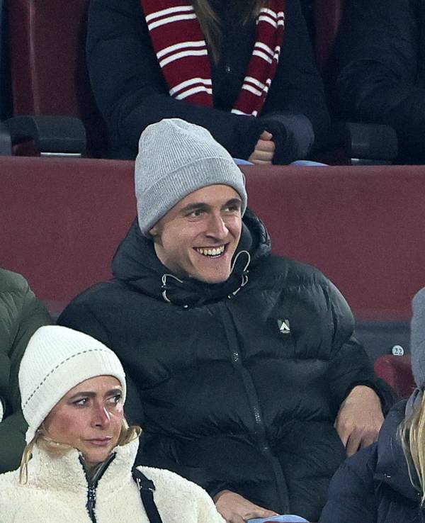 Ende Januar 2026 gemeinsam auf der Tribüne: Joel Schmied und Timo Hübers (r., 1. FC Köln).