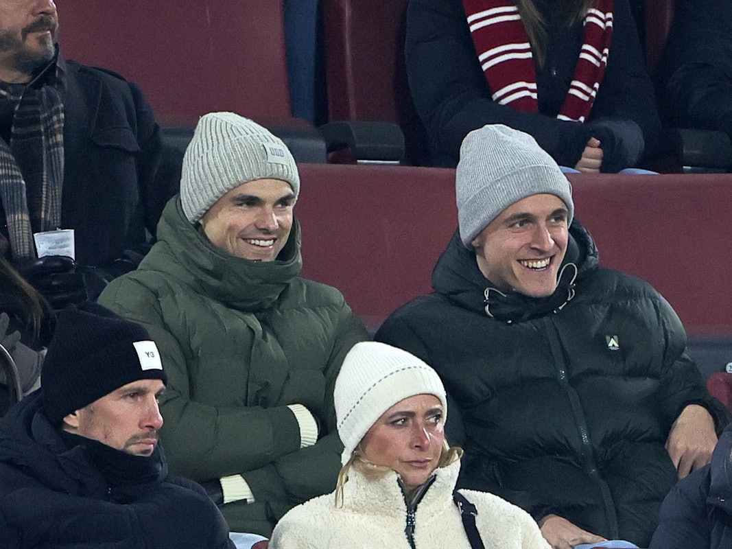 Ende Januar 2026 gemeinsam auf der Tribüne: Joel Schmied und Timo Hübers (r., 1. FC Köln).