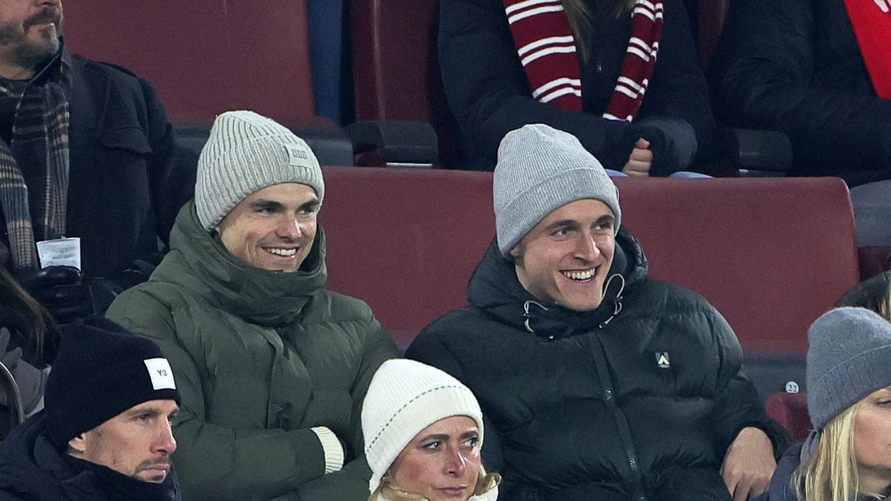 Ende Januar 2026 gemeinsam auf der Tribüne: Joel Schmied und Timo Hübers (r., 1. FC Köln).