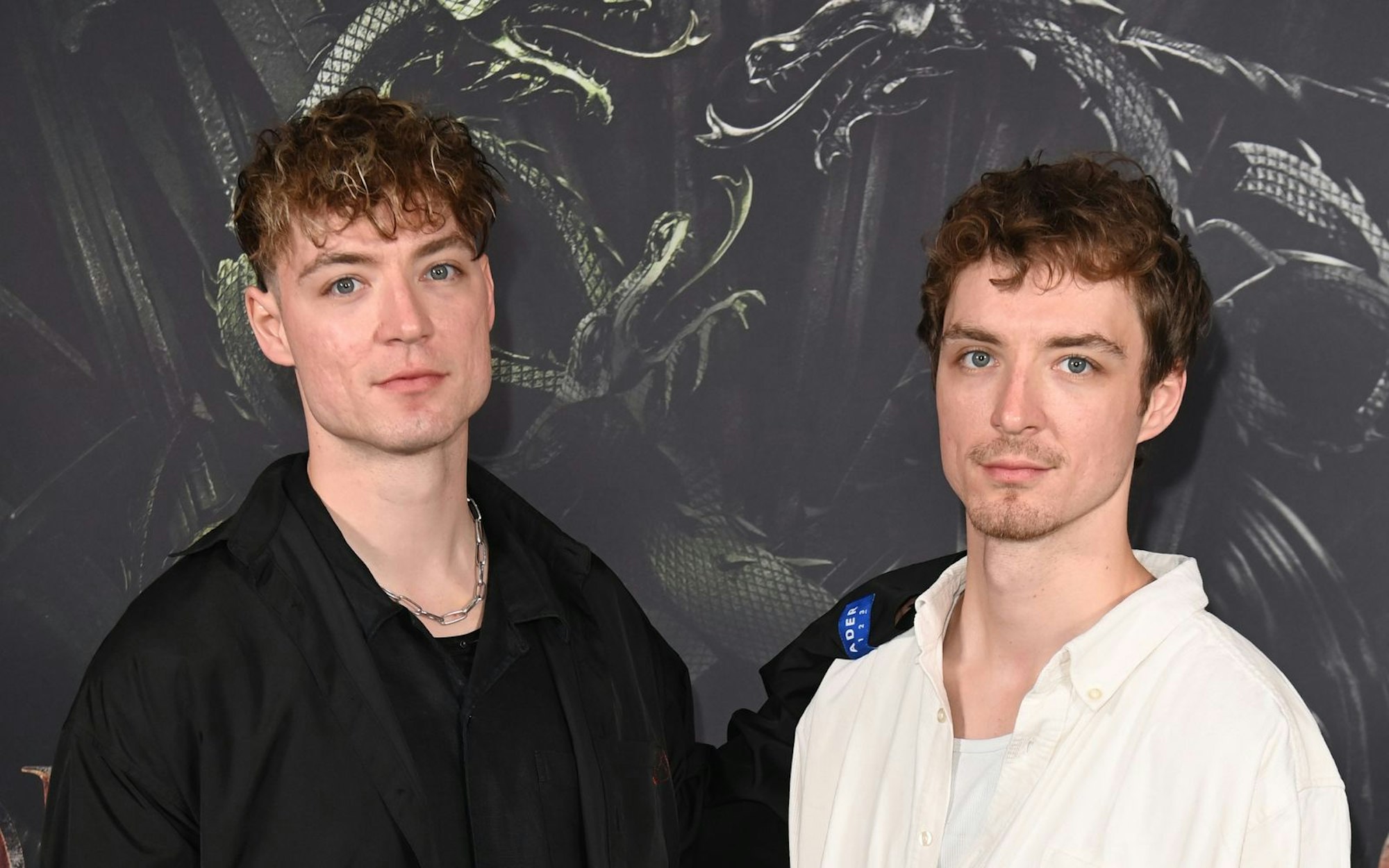 In der neuen Staffel von „The Voice Kids“ (ab Samstag, 14. Februar, 20.15 Uhr, in SAT.1 und kostenfrei auf Joyn) nehmen Heiko (links) und Roman Lochmann auf den Coach-Stühlen Platz. Im Interview verraten die Zwillinge, was für sie das Beste daran ist, einen Zwillingsbruder zu haben. (Bild: 2024 Getty Images/Matthias Nareyek)