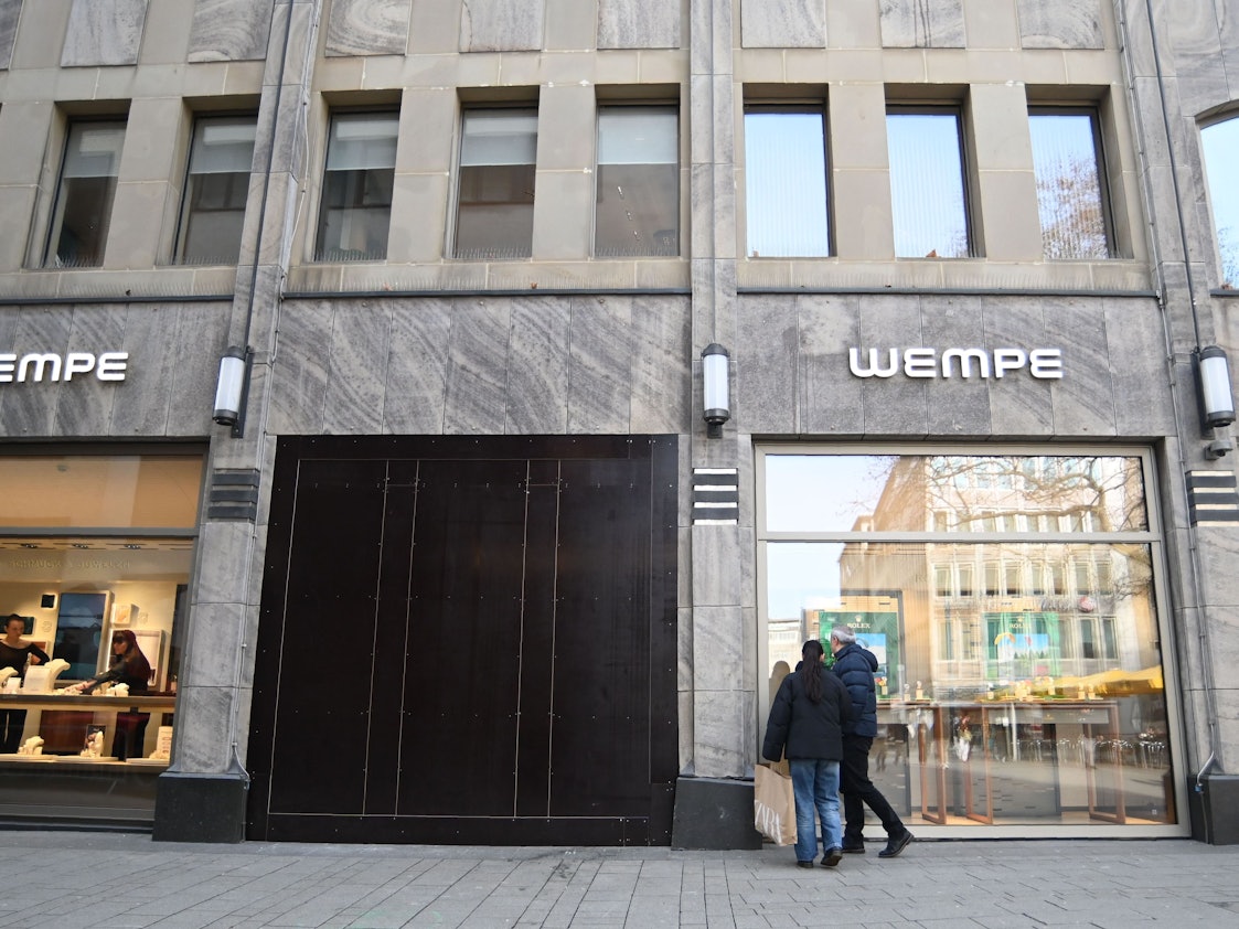 Das Schaufenster eines Juweliers ist abgedeckt.