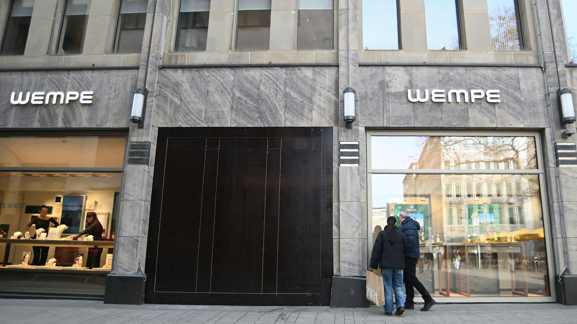 Das Schaufenster eines Juweliers ist abgedeckt.