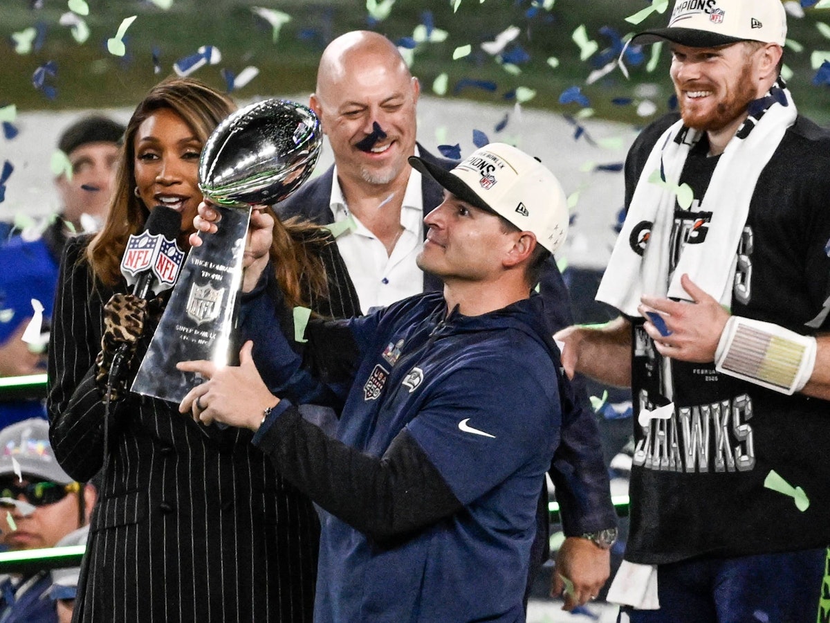 Jubel über den Gewinn beim Super Bowl: Seattle-Trainer Mike MacDonald.
