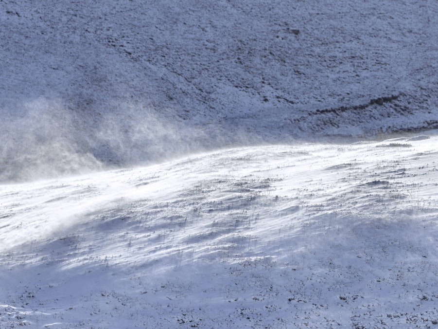 Starker Schneesturm und Schneeverwehungen