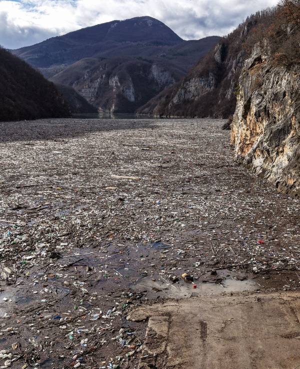 Diese Luftaufnahme zeigt tonnenweise Abfall, welcher am Donnerstag den Fluss Drina in Visegrad blockiert.
