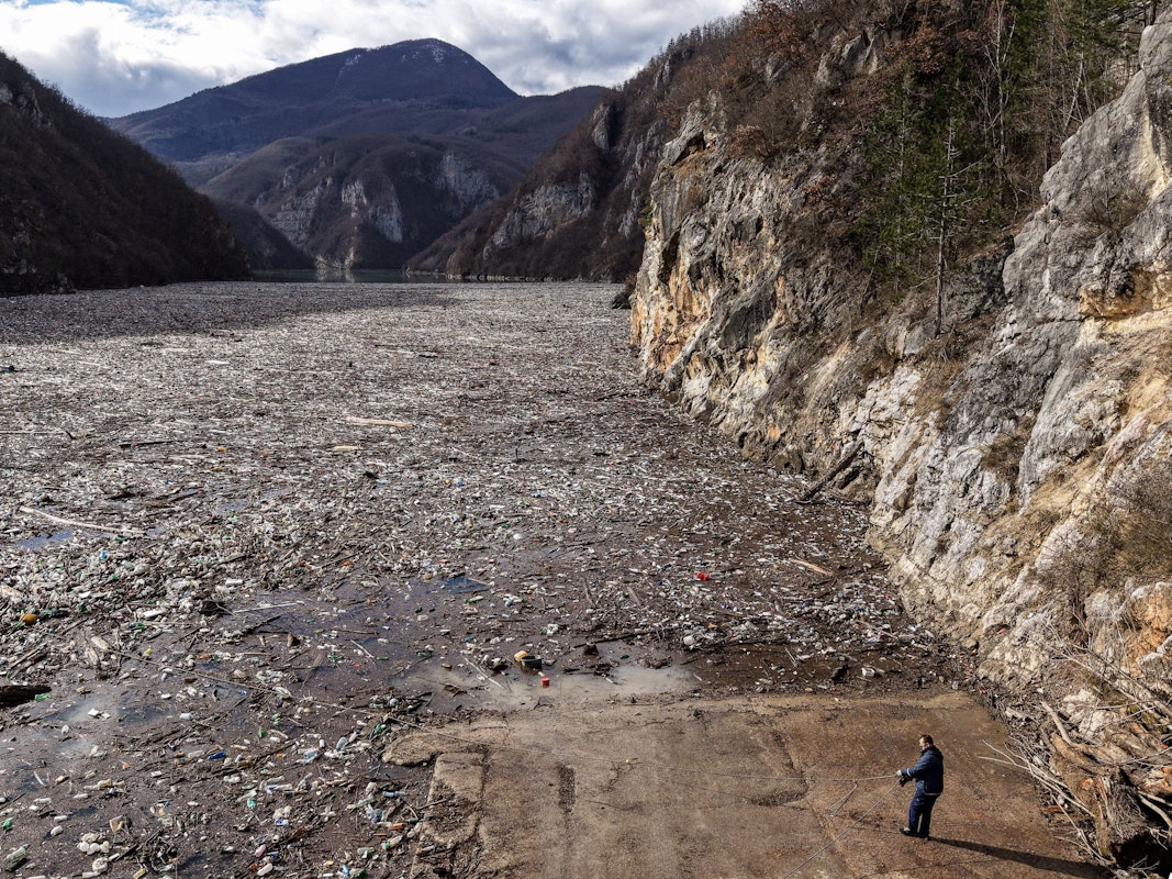 Diese Luftaufnahme zeigt tonnenweise Abfall, welcher am Donnerstag den Fluss Drina in Visegrad blockiert.