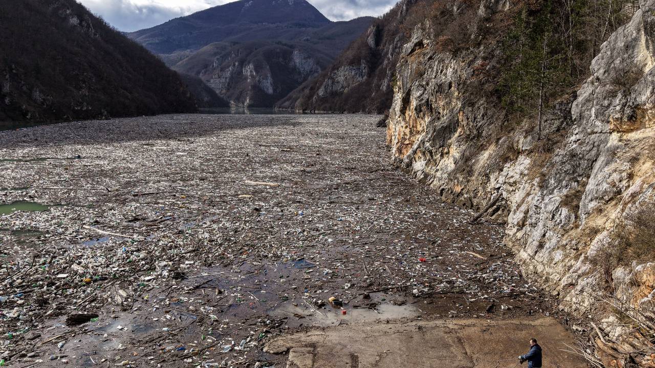 Diese Luftaufnahme zeigt tonnenweise Abfall, welcher am Donnerstag den Fluss Drina in Visegrad blockiert.