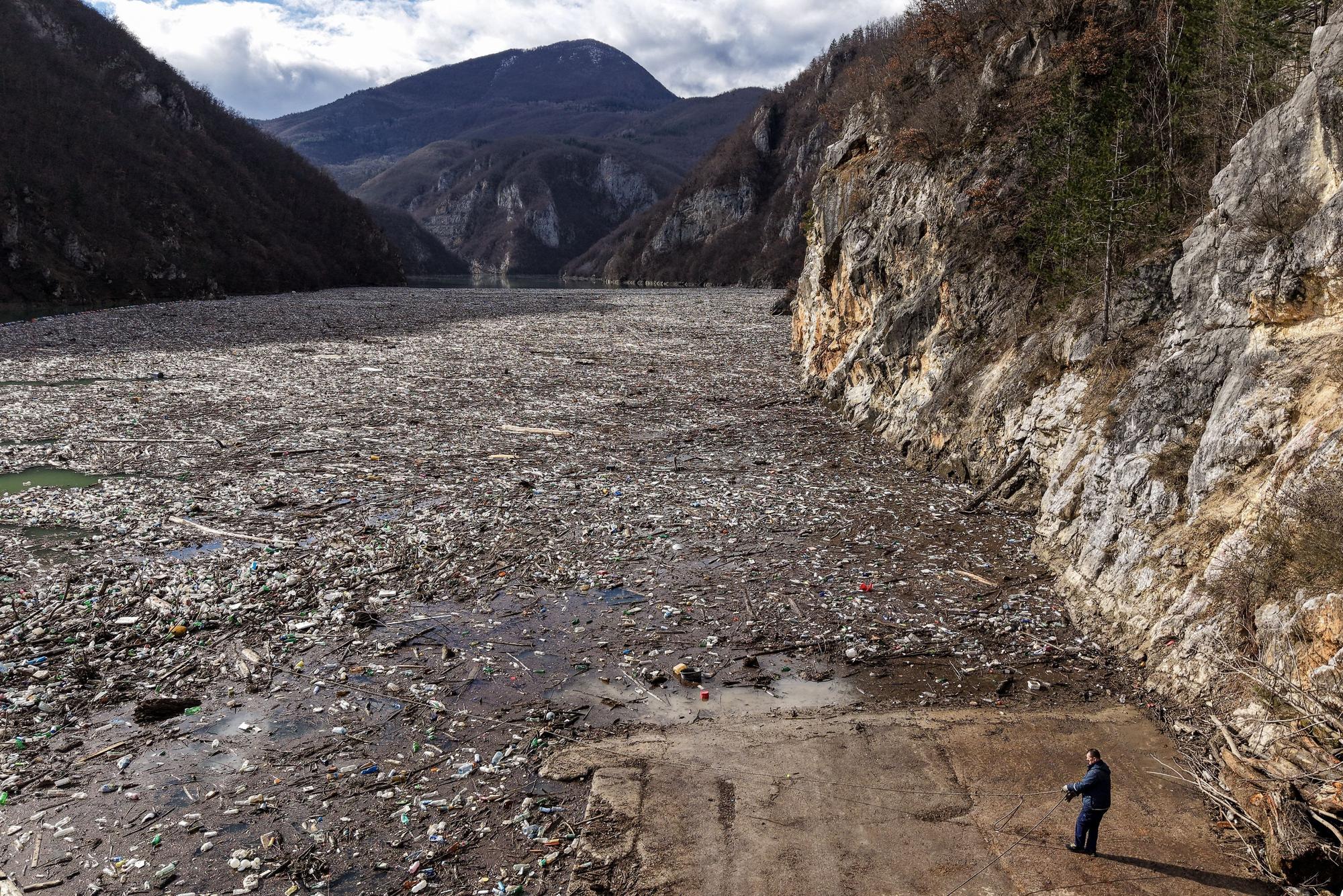 Diese Luftaufnahme zeigt tonnenweise Abfall, welcher am Donnerstag den Fluss Drina in Visegrad blockiert.