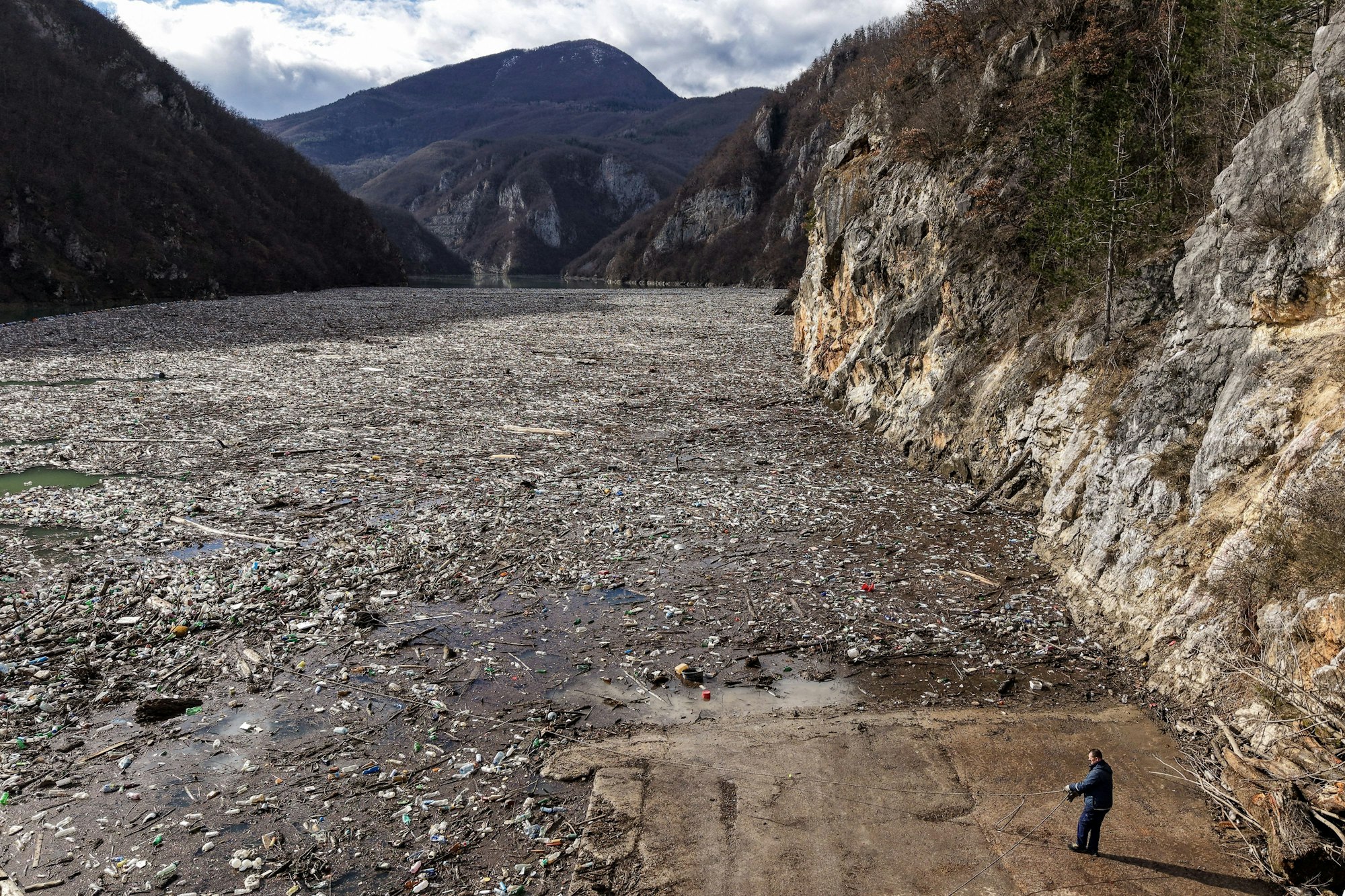 Diese Luftaufnahme zeigt tonnenweise Abfall, welcher am Donnerstag den Fluss Drina in Visegrad blockiert.