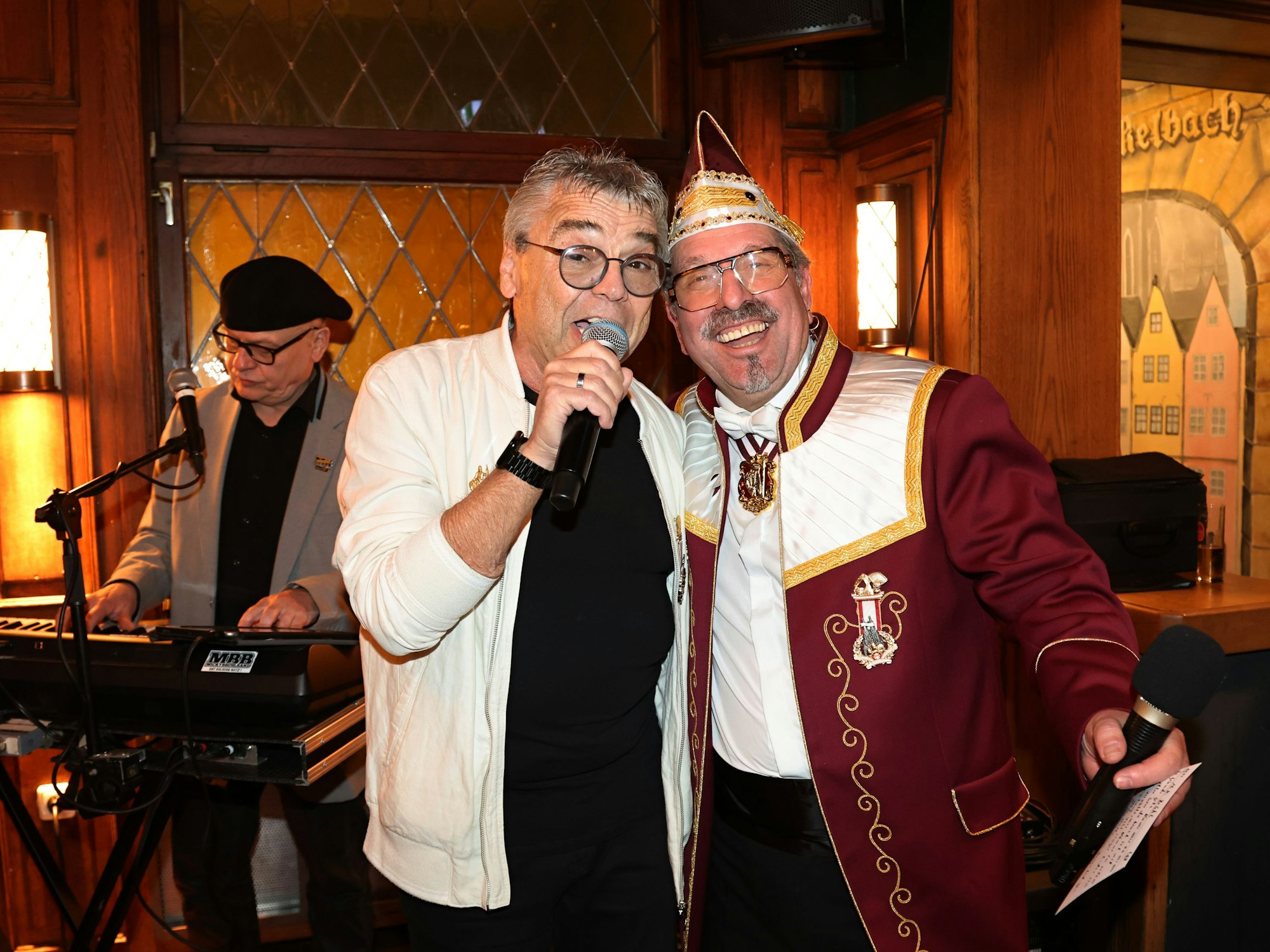 Micky Brühl singt zusammen mit Werner Klupsch.