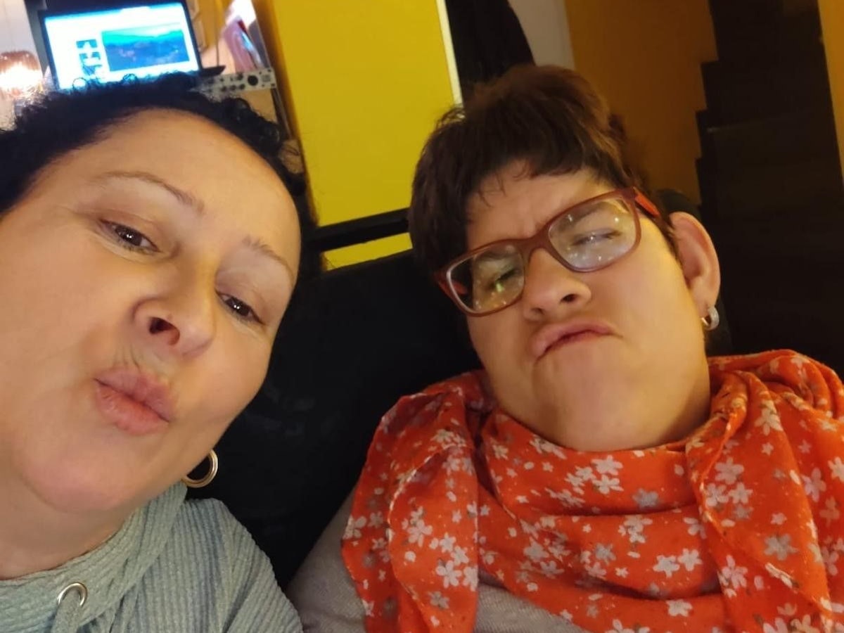 Mutter und Tochter machen einen Kussmund.