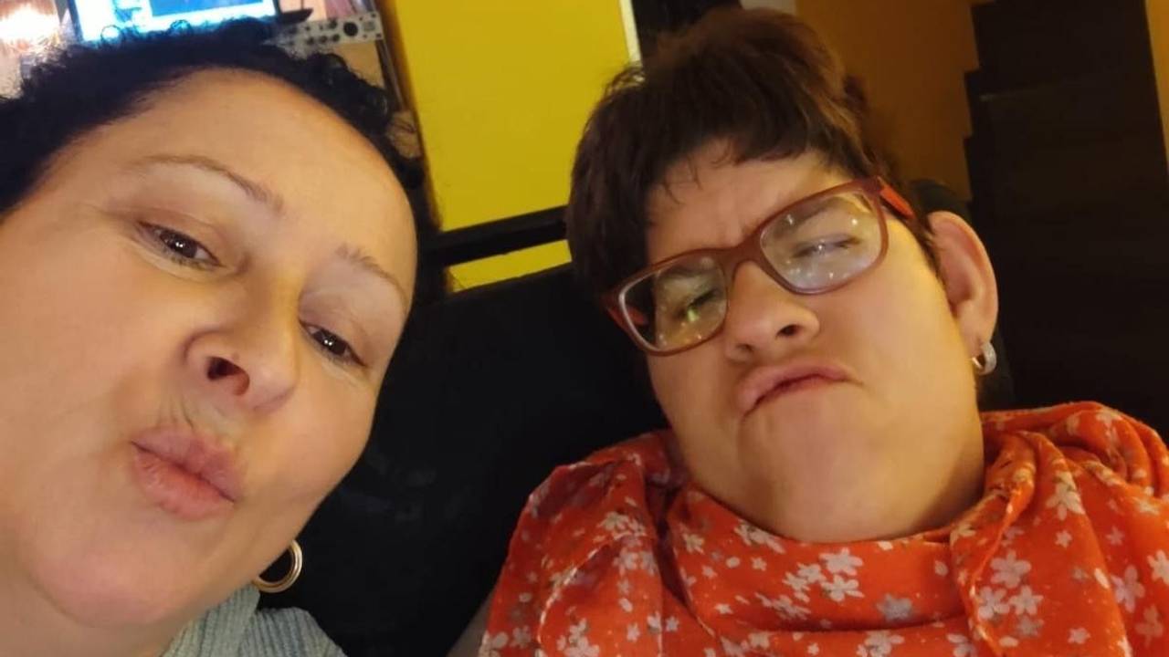 Mutter und Tochter machen einen Kussmund.