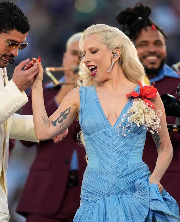 Bad Bunny beim Super Bowl mit Lady Gaga auf der Bühne.