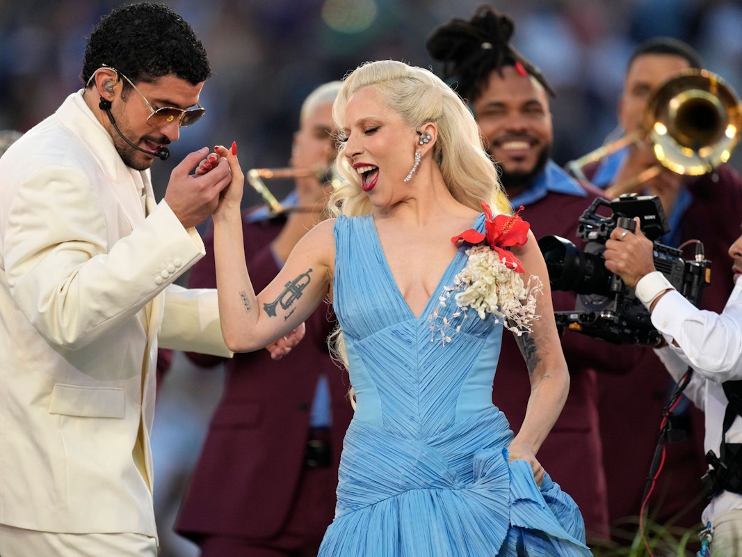 Bad Bunny beim Super Bowl mit Lady Gaga auf der Bühne.