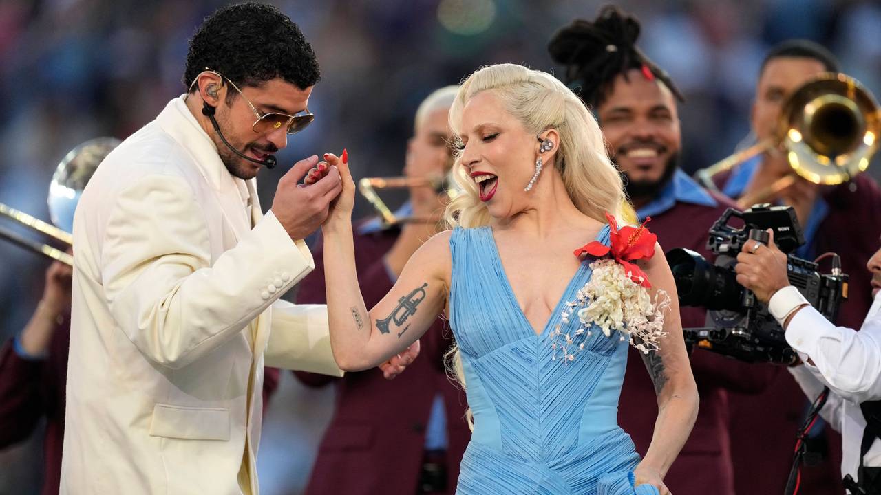 Bad Bunny beim Super Bowl mit Lady Gaga auf der Bühne.