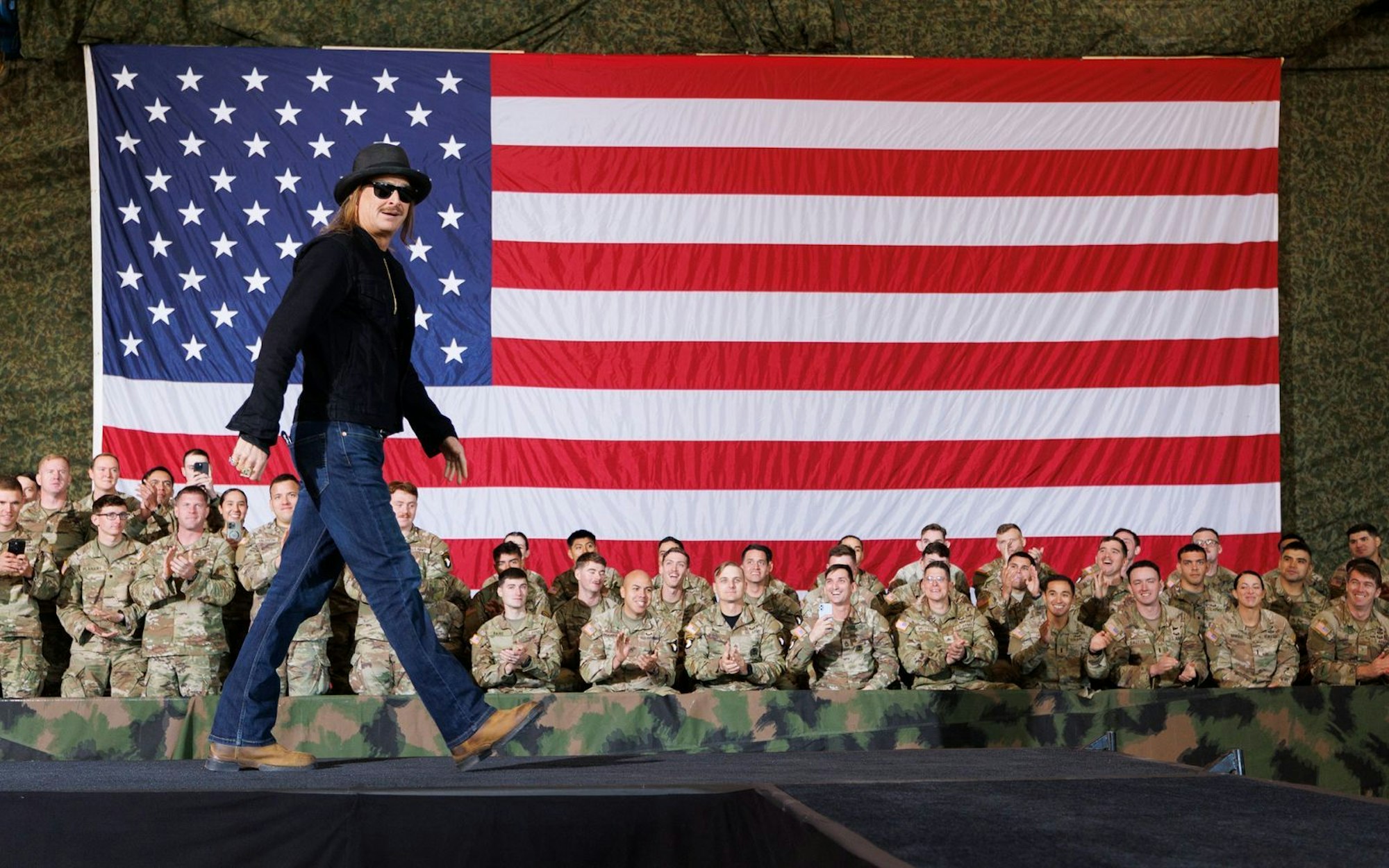 Kid Rock bei einer Veranstaltung von Vizepräsident J.D. Vance vor Militärmitgliedern. Der Musiker steht dem Weißen Haus besonders nahe. (Bild: 2025 Getty Images/Brett Carlsen)