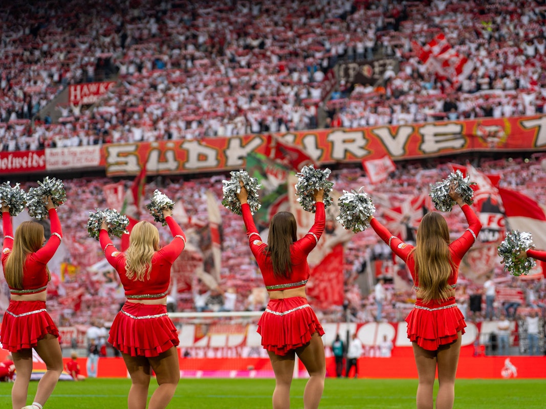 Die Cheerleader des 1. FC Köln vor der Südkurve im Rhein-Energie-Stadion.