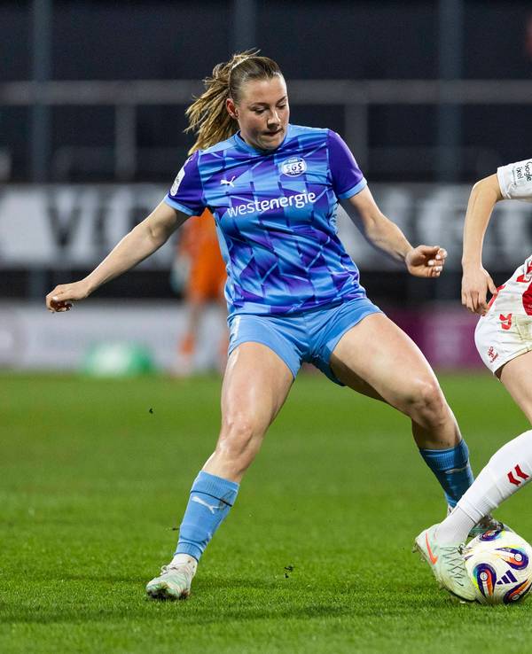 Kölns Anna-Lena Stolze im Zweikampf mit Ramona Maier.