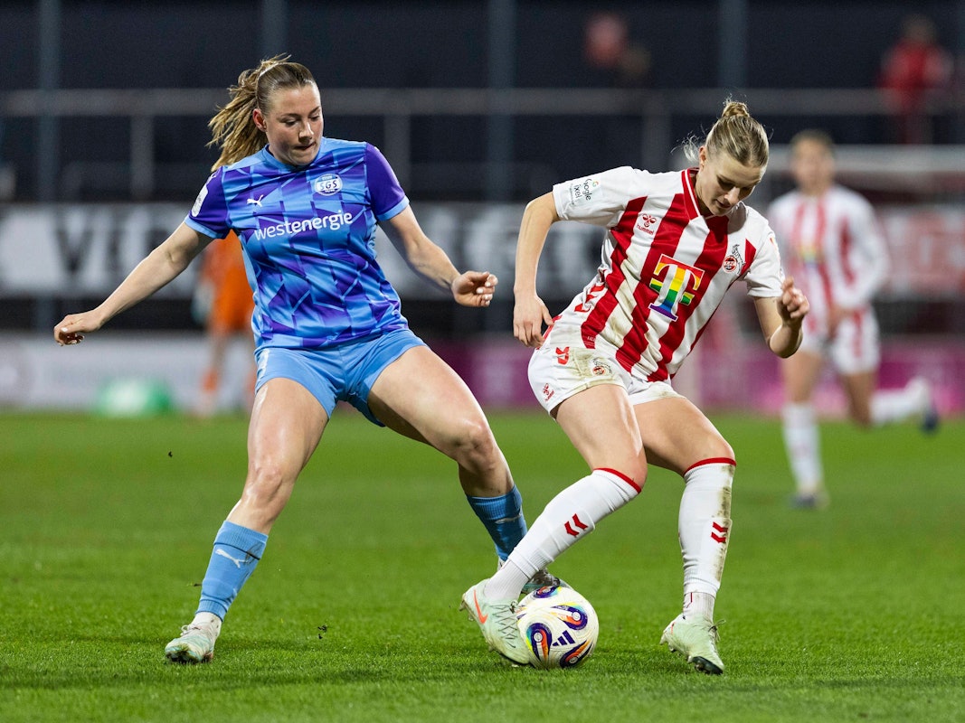 Kölns Anna-Lena Stolze im Zweikampf mit Ramona Maier.