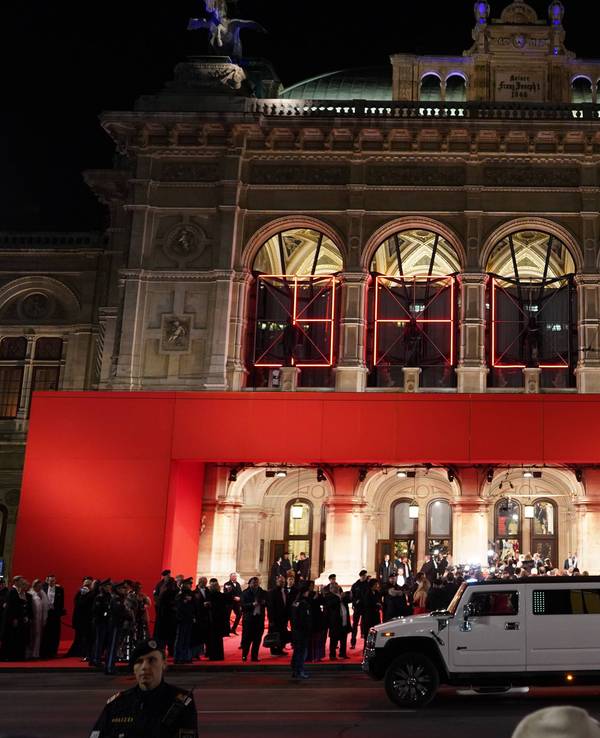 Wiener Opernball: Gäste und Limousine vor Wiener Staatsoper