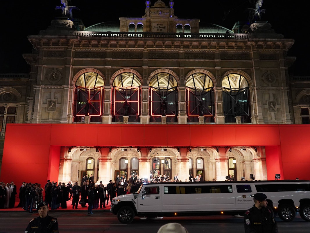 Wiener Opernball: Gäste und Limousine vor Wiener Staatsoper