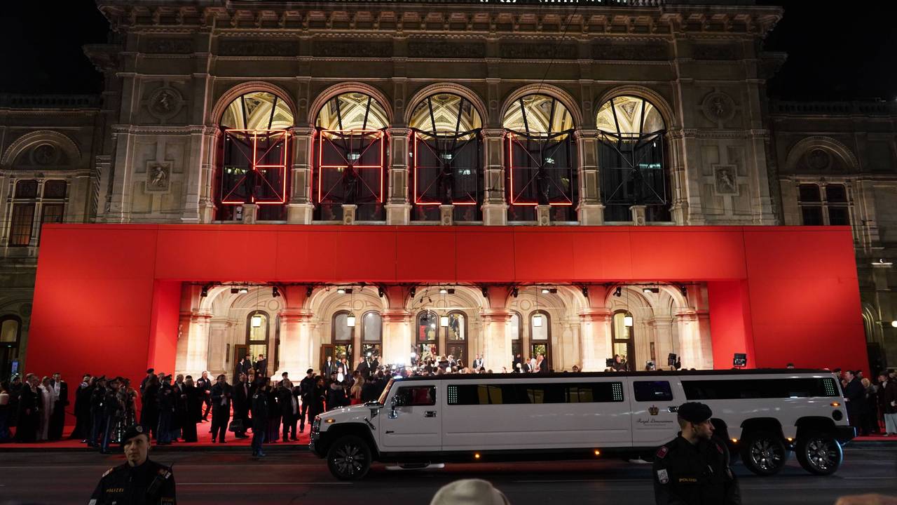 Wiener Opernball: Gäste und Limousine vor Wiener Staatsoper