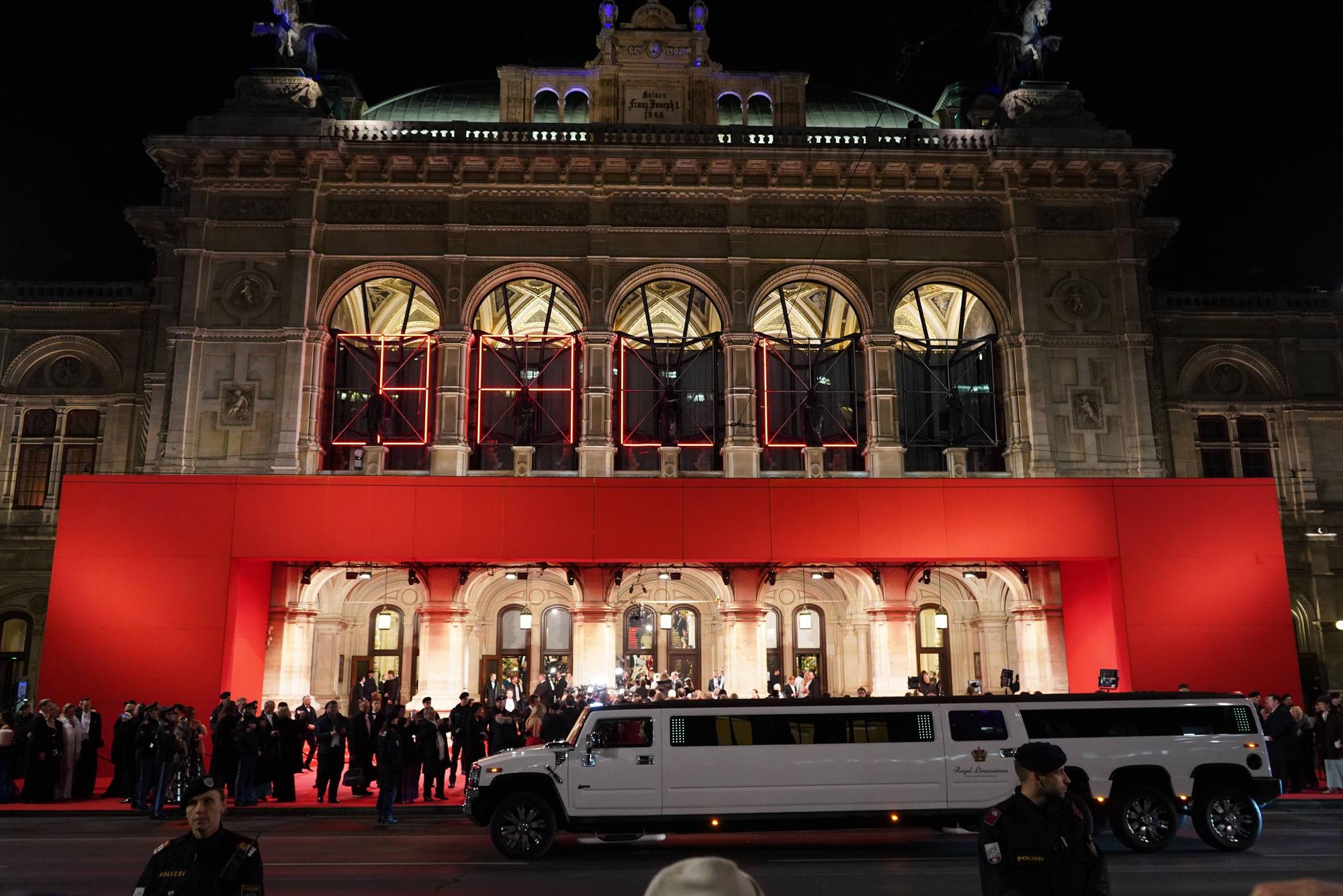 Wiener Opernball: Gäste und Limousine vor Wiener Staatsoper