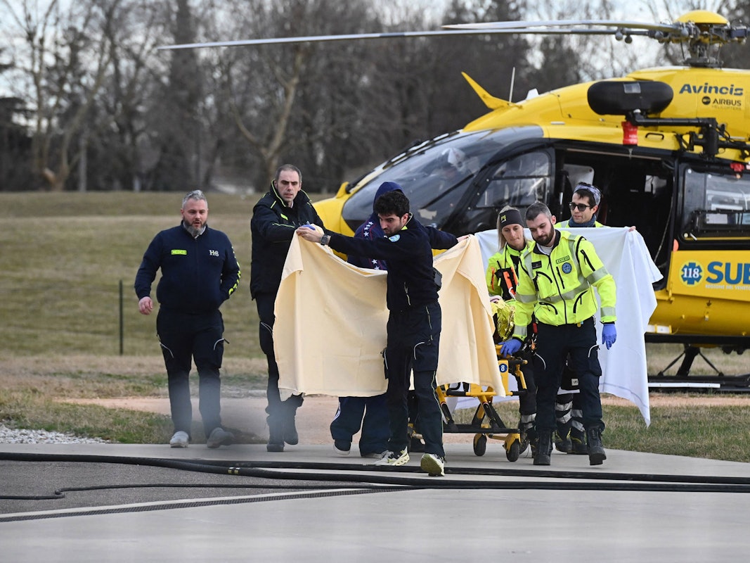 Lindsey Vonn wird von einem Team vom Rettungshubschrauber in die Klinik gebracht.