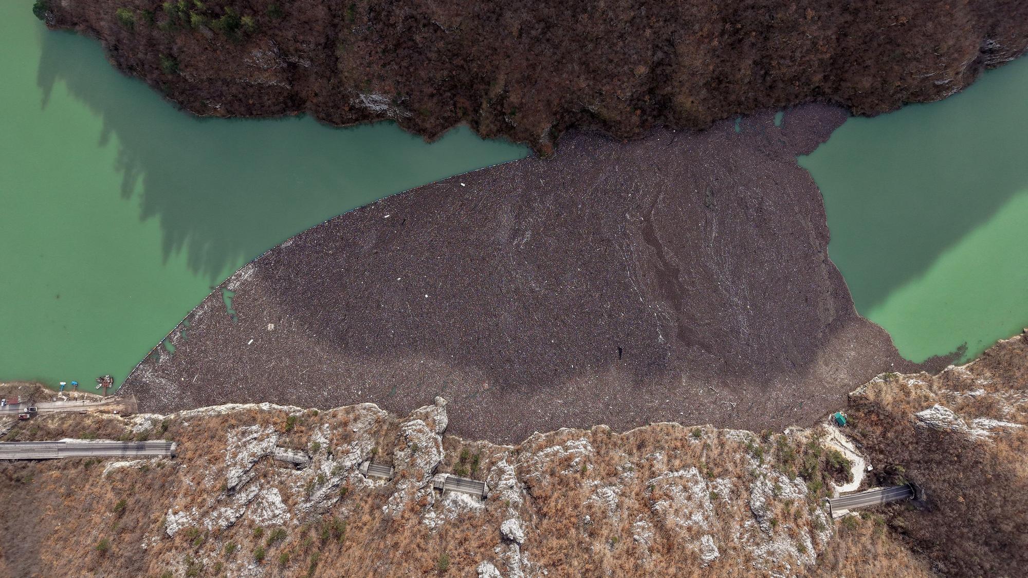 Diese Luftaufnahme zeigt tonnenweise Abfall, welcher am Donnerstag den Fluss Drina in Visegrad blockiert.